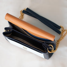 Load image into Gallery viewer, sac à main en cuir vegan de pomme couleur marine camel et blanc marque Alénore