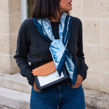 Load image into Gallery viewer, sac à main en cuir vegan de pomme couleur marine camel et blanc marque Alénore
