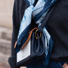 Load image into Gallery viewer, sac à main en cuir vegan de pomme couleur marine camel et blanc marque Alénore