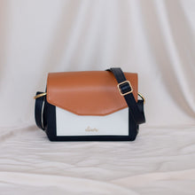 Load image into Gallery viewer, sac à main en cuir vegan de pomme couleur marine camel et blanc marque Alénore