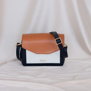 sac à main en cuir vegan de pomme couleur marine camel et blanc marque Alénore