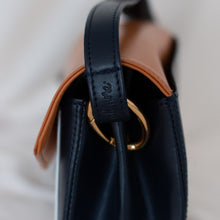 Load image into Gallery viewer, sac à main en cuir vegan de pomme couleur marine camel et blanc marque Alénore