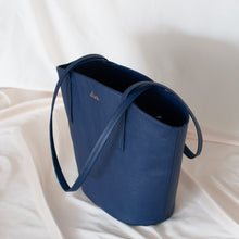 Load image into Gallery viewer, Sac vegan cabas bleu marine