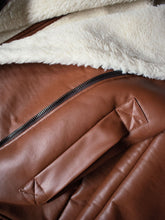 Charger l&#39;image dans la galerie, blouson aviateur vegan marron doublé sherpa chaud