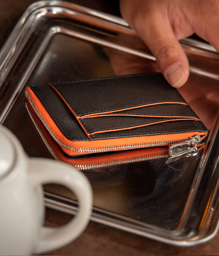 Grand porte-carte zippé Mylo™️ orange en mycélium, structure souterraine des champignons - éthique, écoresponsable, écologique, durable et sans cruauté