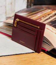 Load image into Gallery viewer, Porte-cartes vegan Apple Skin zippé bordeaux, Haute maroquinerie végane