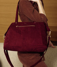 Load image into Gallery viewer, Sac Cabas Mia bordeaux vegan éthique et éco-responsable - Haute Maroquinerie vegan