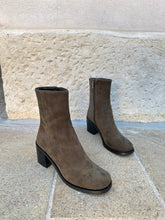 Load image into Gallery viewer, bottines vegan style vintage couleur vert khaki effet suede