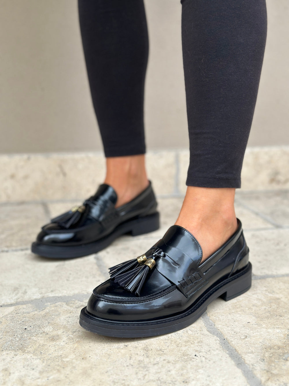 mocassin noir vegan avec pompom