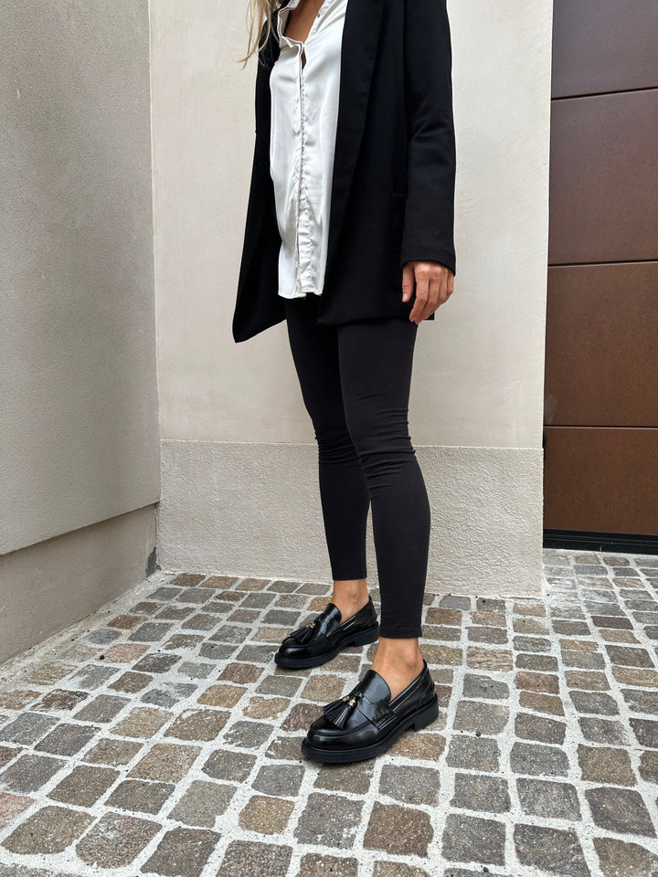 mocassin noir vegan avec pompom
