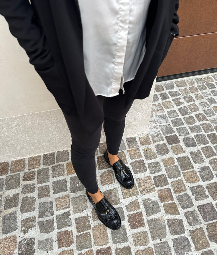 mocassin noir vegan avec pompom