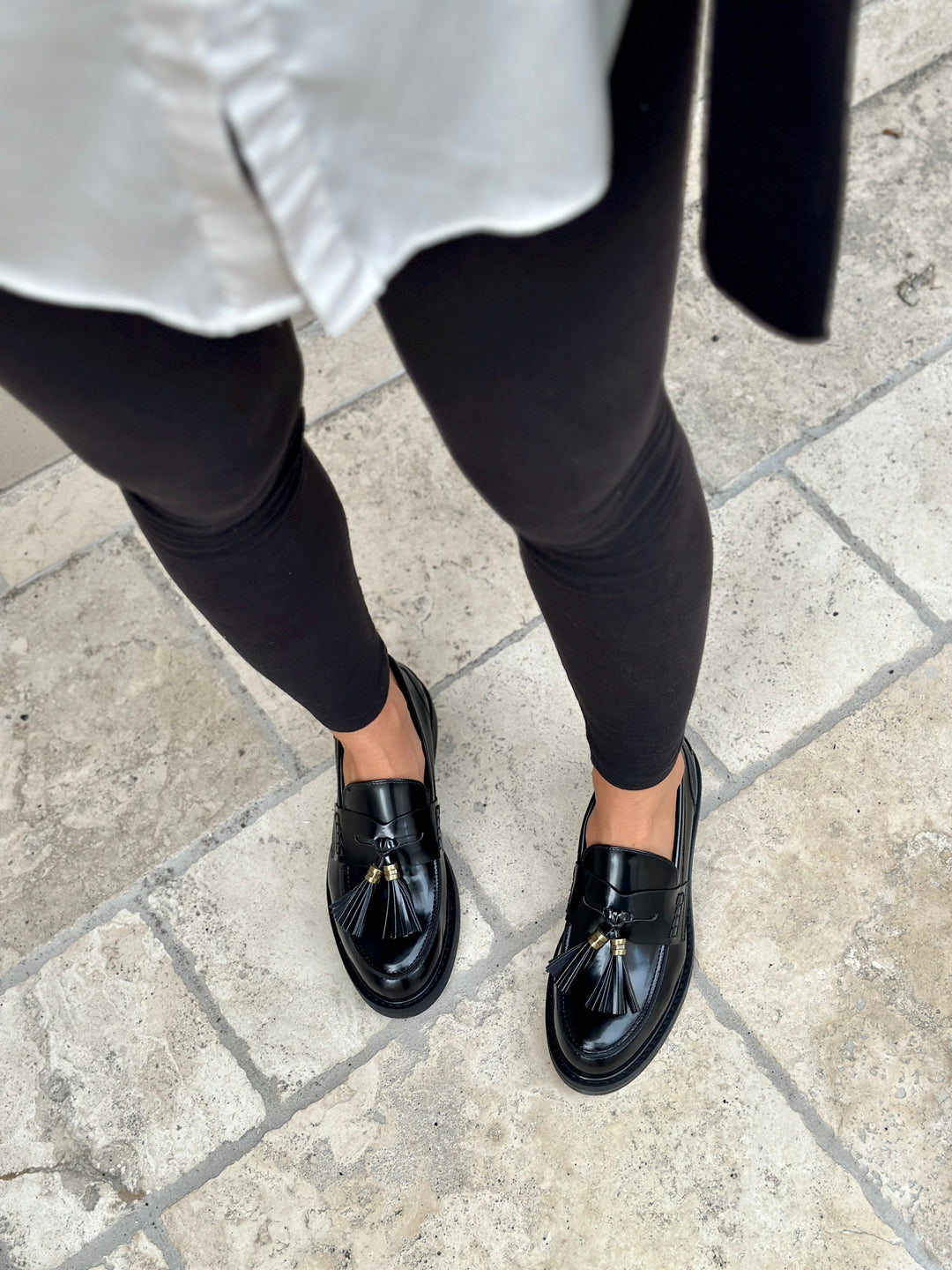 mocassin noir vegan avec pompom