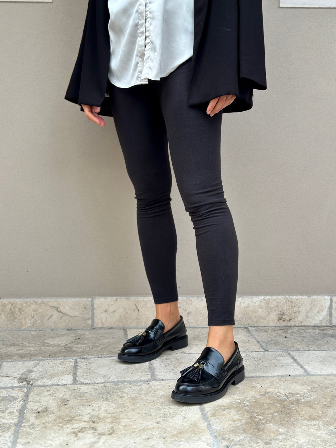 mocassin noir vegan avec pompom