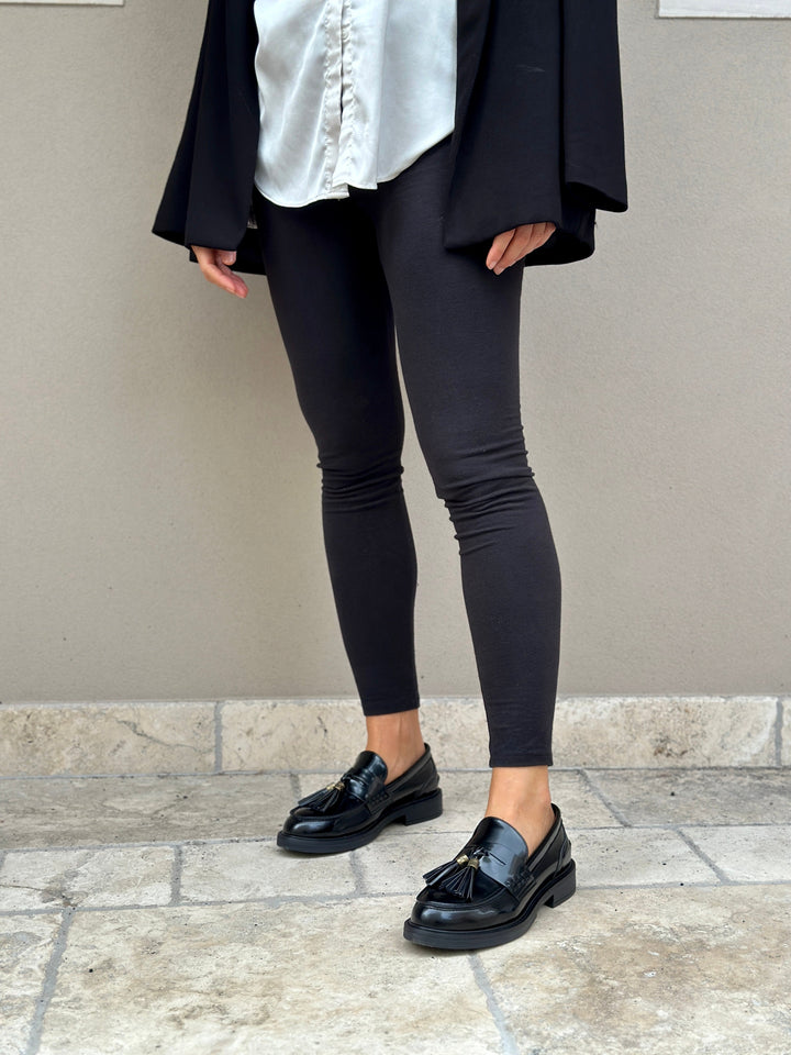 mocassin noir vegan avec pompom