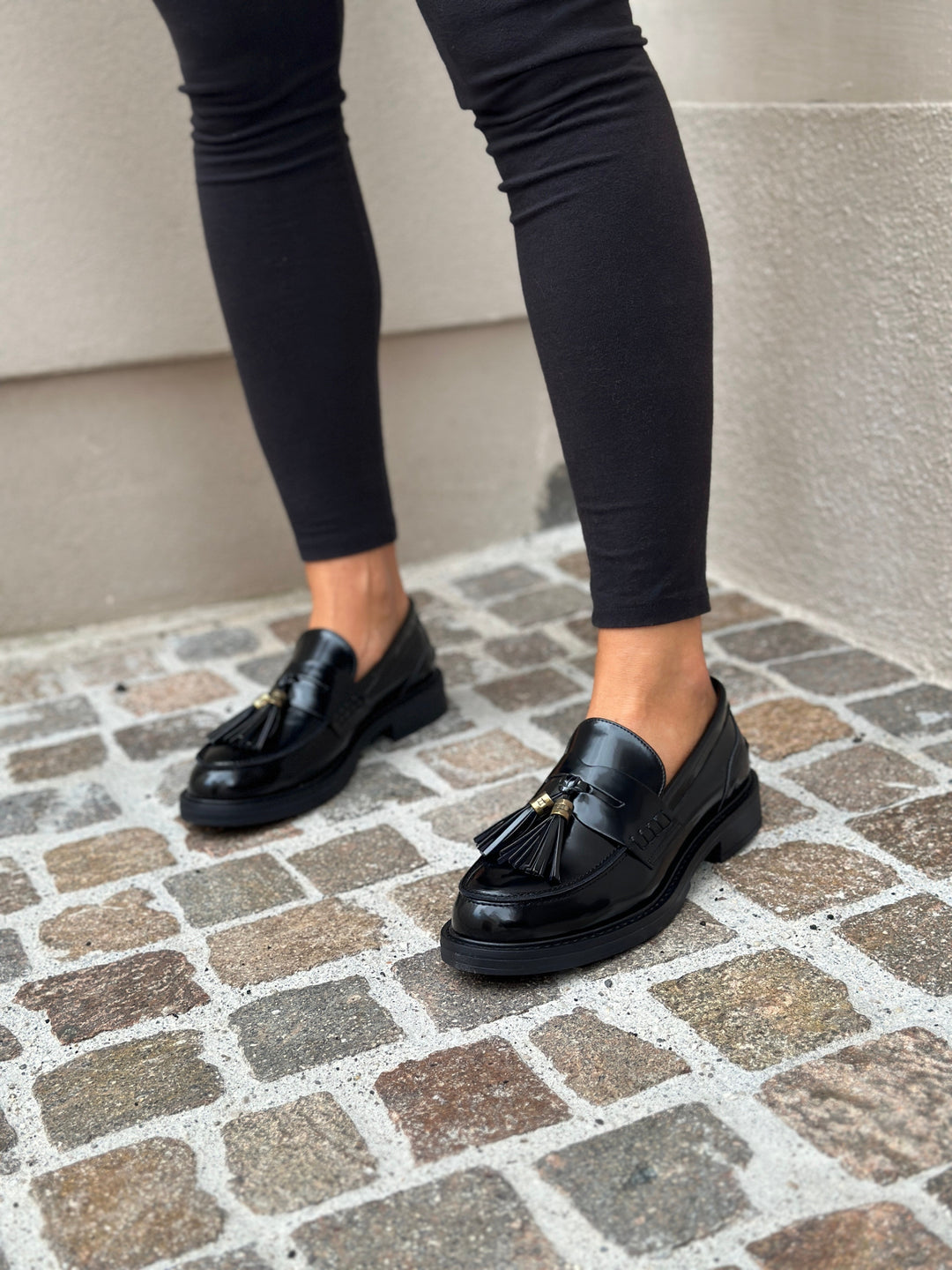 mocassin noir vegan avec pompom