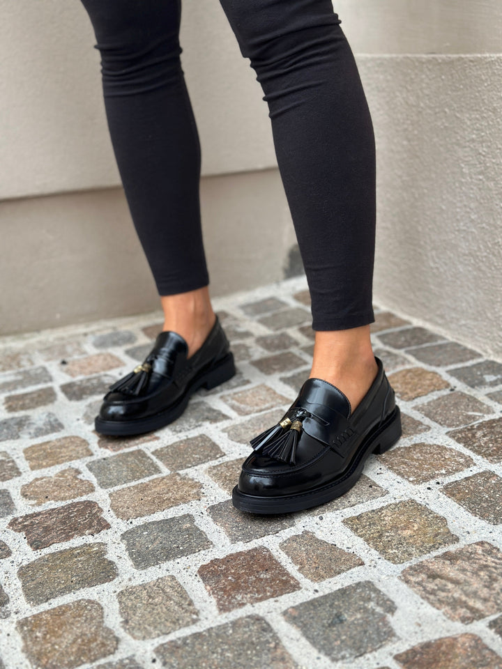 mocassin noir vegan avec pompom