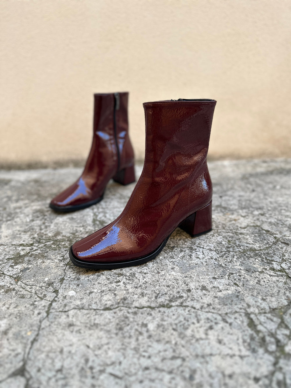 bottines en cuir vegan bordeaux vernis à talons