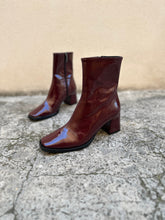 Load image into Gallery viewer, bottines en cuir vegan bordeaux vernis à talons