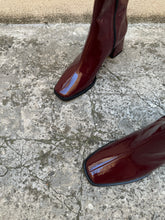 Load image into Gallery viewer, bottines en cuir vegan bordeaux vernis à talons