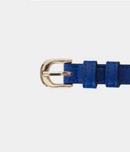 Charger l&#39;image dans la galerie, Ceinture vegan pour femme en Apple Skin bleu électrique et boucle laiton dorée, Haute maroquinerie écoresponsable et végane
