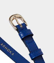Charger l&#39;image dans la galerie, Ceinture vegan pour femme en Apple Skin bleu électrique et boucle laiton dorée, Haute maroquinerie écoresponsable et végane