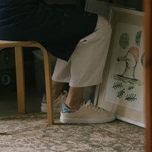 Charger l&#39;image dans la galerie, Basket femme en coton recyclé, collab avec Dani Garreton vue portée de profil