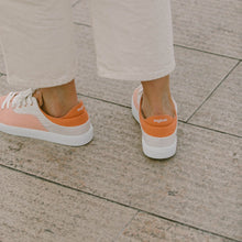 Load image into Gallery viewer, Basket After Surf femme en alter-cuir d&#39;ananas ivoire abricot vue portée arrière