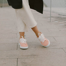 Load image into Gallery viewer, Basket After Surf femme en alter-cuir d&#39;ananas ivoire abricot vue portée