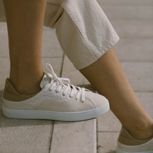 Load image into Gallery viewer, Basket After Surf femme en alter-cuir d&#39;ananas ivoire taupe vue portée de profil