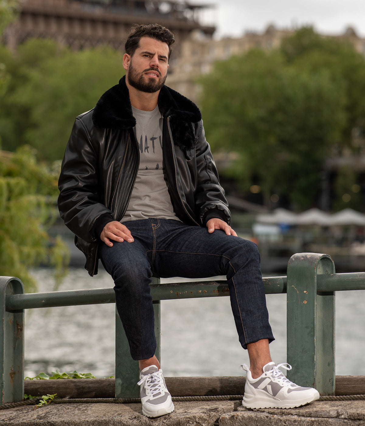 VESTE/ BLOUSON AVIATEUR en Cuir Véritable Noir CURGE. Taille XL (voir mesures) EUR 31,00 - FR VESTE/ BLOUSON AVIATEUR en Cuir Véritable Noir CURGE. Taille XL (voir mesures) EUR 31,00 - FR