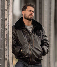 Charger l&#39;image dans la galerie, Blouson aviateur noir, vegan pour homme, Roland, sans cuir, intérieur doublé de fourrure synthétique made in France, fabriqué à Paris, matière italienne, écoresponsable, éthique, écologique, Peta approved et Animal free.