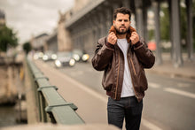 Charger l&#39;image dans la galerie, Blouson aviateur marron, vegan pour homme, Roland, sans cuir, intérieur doublé de fourrure synthétique made in France, fabriqué à Paris, matière italienne, écoresponsable, éthique, écologique, Peta approved et Animal free.