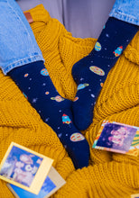Load image into Gallery viewer, chaussettes vegan motifs de l&#39;espace