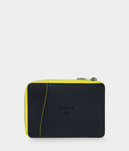 Load image into Gallery viewer, Grand porte-carte zippé Mylo™️ jaune en mycélium, structure souterraine des champignons - éthique, écoresponsable, écologique, durable et sans cruauté