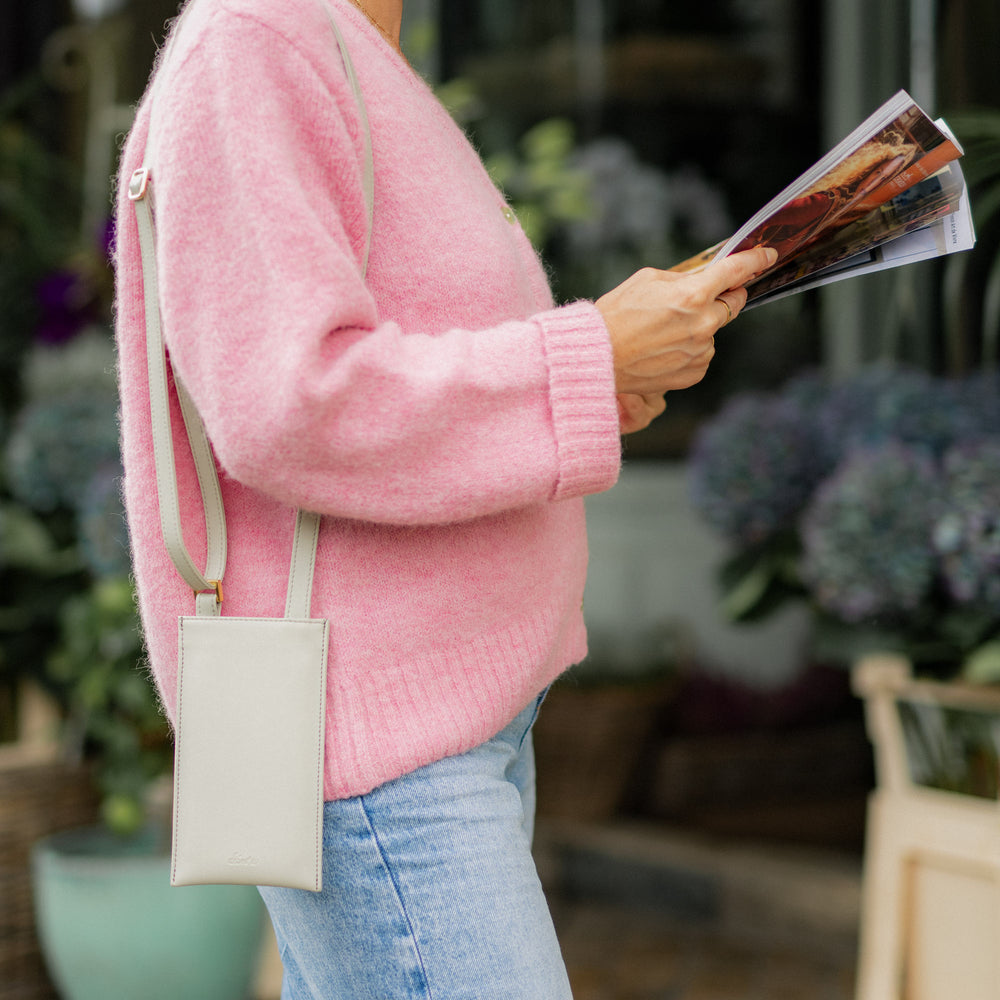 pochette de téléphone en cuir vegan de pomme gris