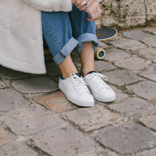 Load image into Gallery viewer, Sneakers pour femme en cuir de raisin, blanc et jean, vue portée avant
