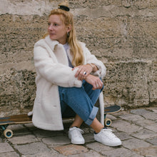 Load image into Gallery viewer, Sneakers femme after surf en raisin couleur blanc bleu en vue portée lifestyle