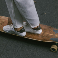 Charger l&#39;image dans la galerie, Sneakers femme after surf en raisin couleur blanc kaki en vue portée de côté