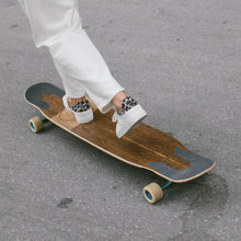Charger l&#39;image dans la galerie, Baskets femme en cuir de raisin blanc à motifs léopard, vue portée arrière en skate