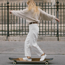 Load image into Gallery viewer, Sneakers femme after surf en raisin couleur blanc léopard en vue portée lifestyle