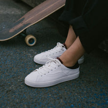 Load image into Gallery viewer, Sneakers femme after surf en raisin couleur blanc bleu bordeaux en vue portée de dessus