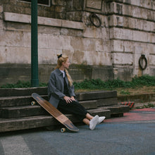 Load image into Gallery viewer, Sneakers femme after surf en raisin couleur blanc bleu bordeaux en vue portée lifestyle