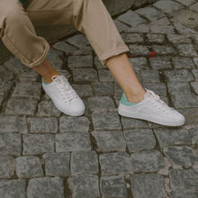 Charger l&#39;image dans la galerie, Baskets femme vertes et blanches, vegan, vue portée