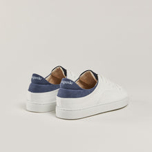 Load image into Gallery viewer, Sneakers homme after surf en raisin couleur blanc et bleu marine en packshot en vue arrière