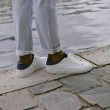 Load image into Gallery viewer, Sneakers homme after surf en raisin couleur blanc et bleu marine en vue portée de dessus