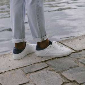 Sneakers homme after surf en raisin couleur blanc et bleu marine en vue portée de dessus