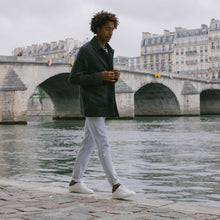 Load image into Gallery viewer, Sneakers homme after surf en raisin couleur blanc et bleu marine en vue portée lifestyle