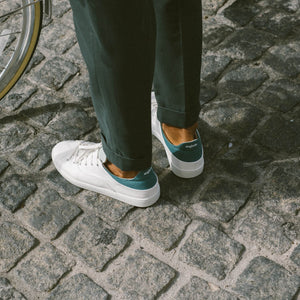 Sneakers pour homme vegan blanc et bleu canard vue portée de côté