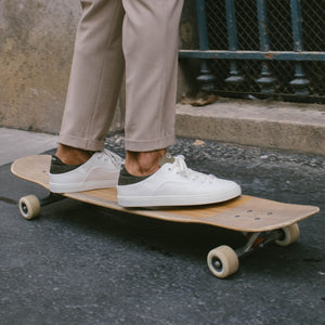 Sneakers homme en cuir de raisin blanc et kaki, vue portée de profil