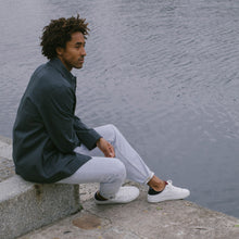 Charger l&#39;image dans la galerie, Sneakers homme after surf en raisin couleur blanc et marine bordeaux en vue portée de lifestyle